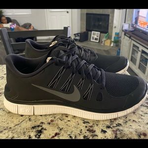NIKE FREE 5.0+ BLACK/WHITE. Like New w/Box